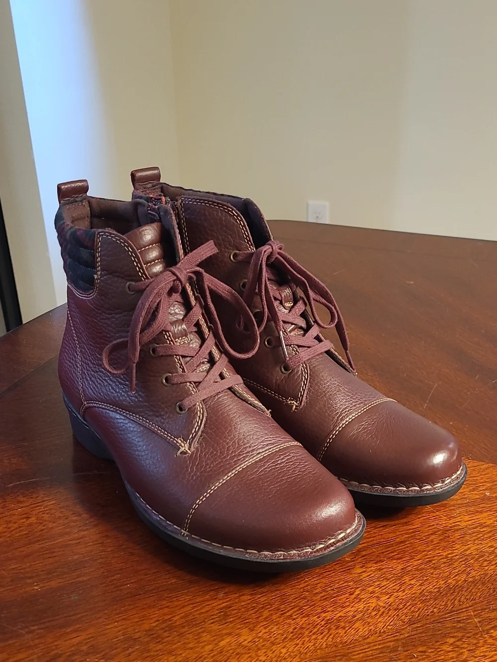 NWOB Burgundy Pebbled Leather Clarks Whistle Bea Ankle Boots Plaid Accents W 9.5